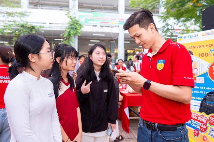 [Video] HUTECH đồng hành cùng Lễ Khai mạc Tư vấn tuyển sinh “Đúng ngành nghề - Sáng tương lai” 72