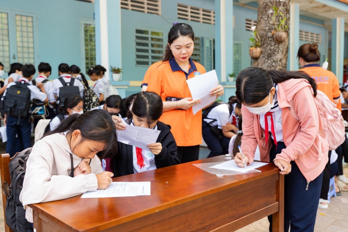 Sinh viên ngành Tâm lý học HUTECH về Cần Thơ trò chuyện cùng teen Trường THCS Thới Long 68