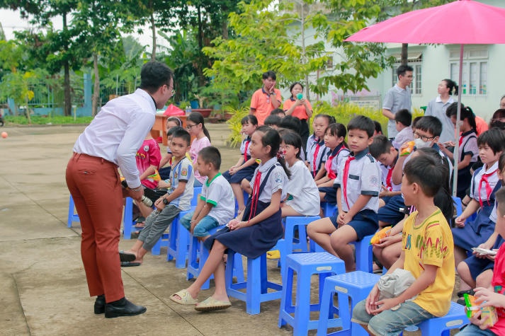 CLB Nhiếp ảnh và CLB Tình nguyện cộng đồng chung tay mang “Mùa hè yêu thương” đến với các em nhỏ 115