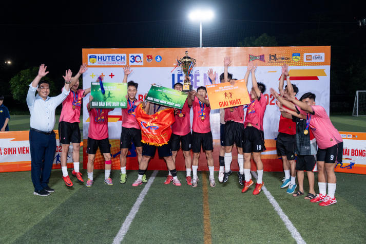 [Video] Viện Văn hóa - Nghệ thuật - Thể thao đăng quang vô địch Giải bóng đá Sinh viên HUTECH 2025 100