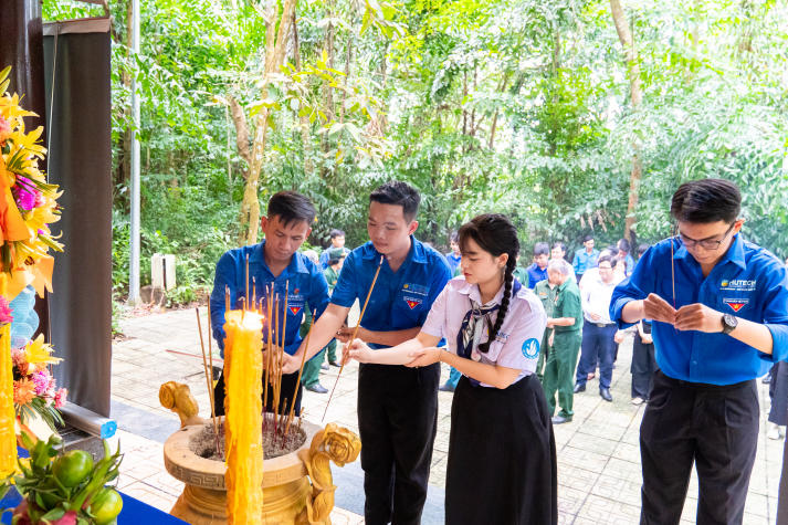 Sinh viên Khoa Marketing - Kinh doanh quốc tế dâng hương tri ân tại Khu căn cứ Huyện ủy Tòa Thánh 41