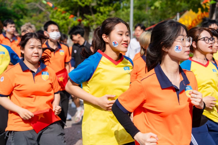 Sinh viên HUTECH rộn ràng chạy Việt dã hưởng ứng Tháng Thanh niên 123