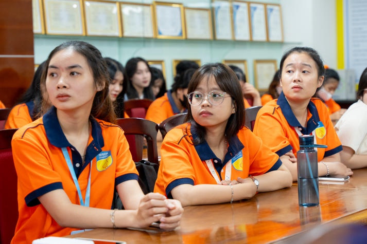 Chuyên gia Hàn Quốc định hướng về thị trường nghề nghiệp cho sinh viên khoa Hàn Quốc học 63