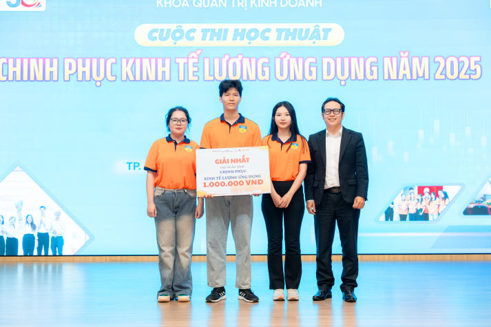 [Video] Sinh viên Khoa Quản trị kinh doanh làm chủ mô hình kinh tế lượng - Bứt phá tư duy, chinh phục tri thức 111