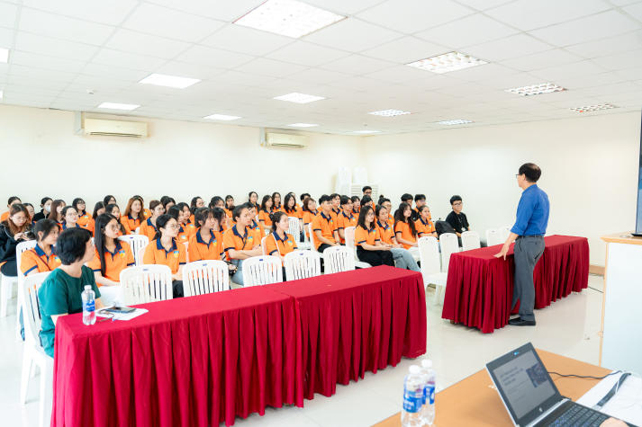 Sinh viên Quan hệ công chúng “bước vào hậu trường” sản xuất chương trình truyền hình trực tiếp tại HTV 27