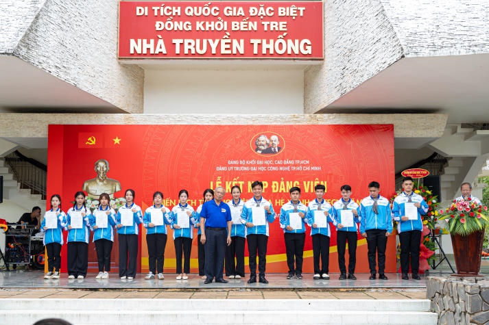 14 chiến sĩ Mùa hè xanh HUTECH 2024 kết nạp Đảng. 198