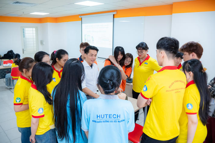 Sinh viên Khoa Điều dưỡng - Kỹ thuật y học mang kiến thức y học đến gần hơn với cộng đồng 54