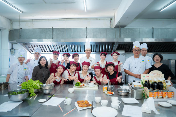 Connecting through flavor: HUTECH and Kagawa Nutrition University students explore Vietnamese-Japanese cuisine 76