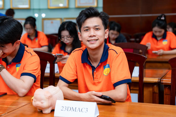 “Khui heo xinh” cùng Khoa Marketing - Kinh doanh quốc tế, thu hơn 21 triệu đồng cho hoạt động cộng đồng 26