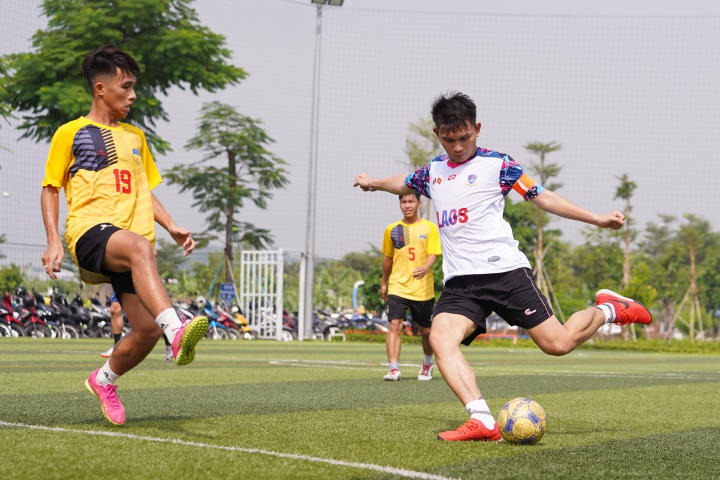 [Video] Sinh viên Việt Nam - Lào - Campuchia sôi nổi giao hữu bóng đá tại Hitech Park Campus của HUTECH 97