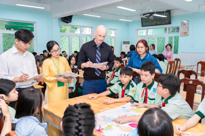 Sinh viên Khoa Tiếng Anh mang trải nghiệm học tập sáng tạo đến học sinh THCS Hà Huy Tập 32