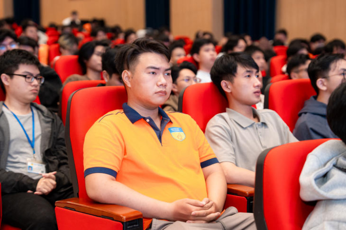 Dàn chuyên gia đồng hành cùng sinh viên Khoa Công nghệ thông tin trong hành trình lựa chọn chuyên ngành 39