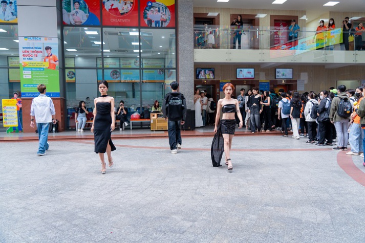 [Video] Chịu chơi như sinh viên HUTECH: “Chạy show” hết học thuật lại tới văn hóa, nghệ thuật, thể thao 76