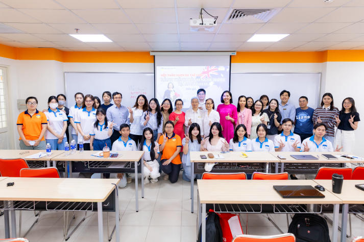 Sinh viên Khoa Dược lắng nghe chia sẻ thực tế về hành trình hành nghề Dược tại Úc 78