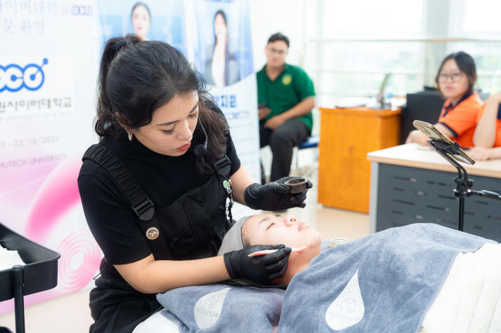 [Video] Sinh viên Viện Khoa học Ứng dụng khám phá bí mật chuẩn K-Beauty cùng chuyên gia Hàn Quốc 192