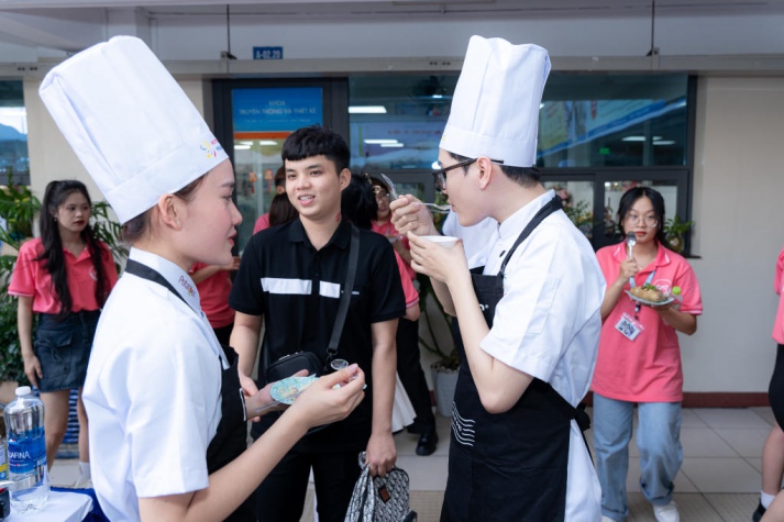 [Video] Sinh viên “thổi lửa” tranh tài sôi nổi tại Chung kết “HUTECH Young Chefs” 2024 209