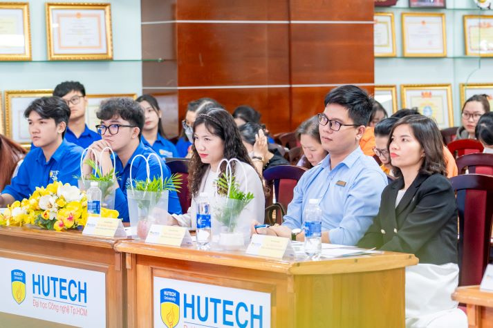 Đoàn viên thời đại số: Sinh viên Khoa Quản trị kinh doanh tỏa sáng trong hành trình truyền cảm hứng 53