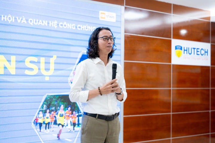 Ban cán sự lớp Khoa Khoa học Xã hội và Quan hệ Công chúng học hỏi nhiều kỹ năng hữu ích qua buổi tập huấn 53