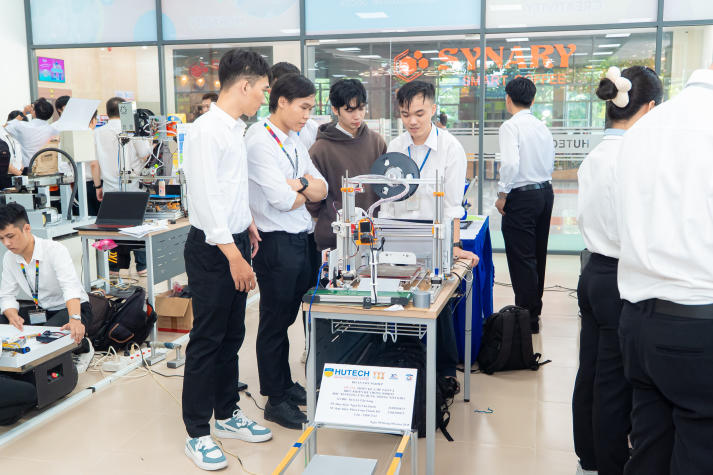 HUTECH TECHSHOW 2025: Nearly 3,000 open job opportunities, 370 graduation projects on display 126
