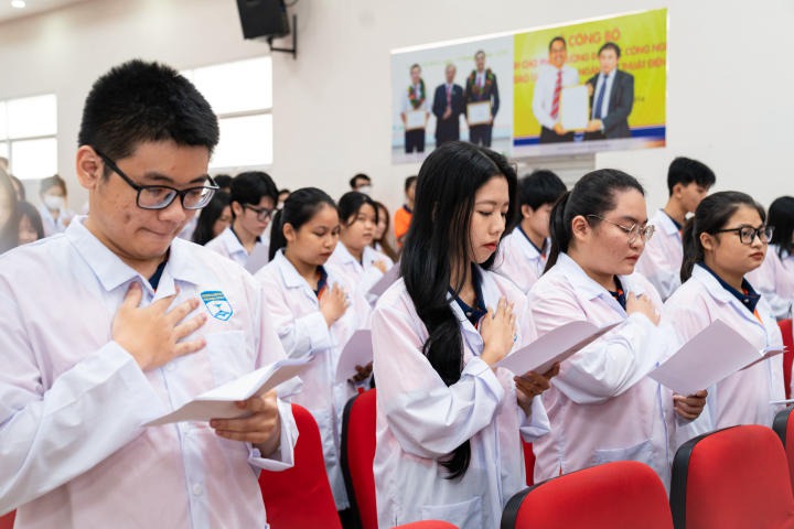 Tân sinh viên Khoa Dược chính thức bước chân vào hành trình blouse trắng 75