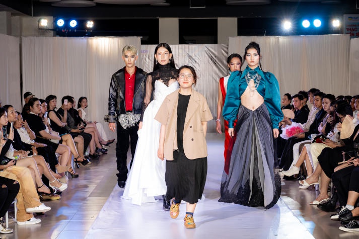 [Video] Sinh viên Thiết kế thời trang HUTECH “trình làng” loạt đồ án tốt nghiệp với nhiều ý tưởng độc đáo 351