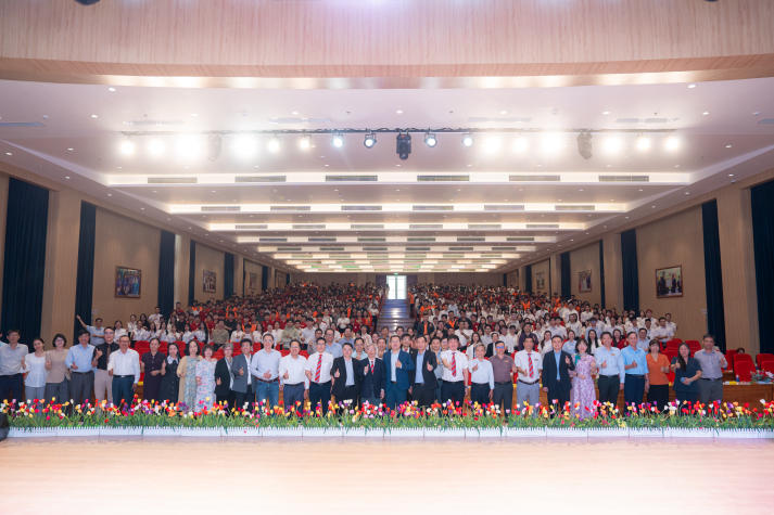 [Video] Hàng trăm đề tài đa lĩnh vực quy tụ tại Hội nghị Nghiên cứu khoa học người học HUTECH 2026 27