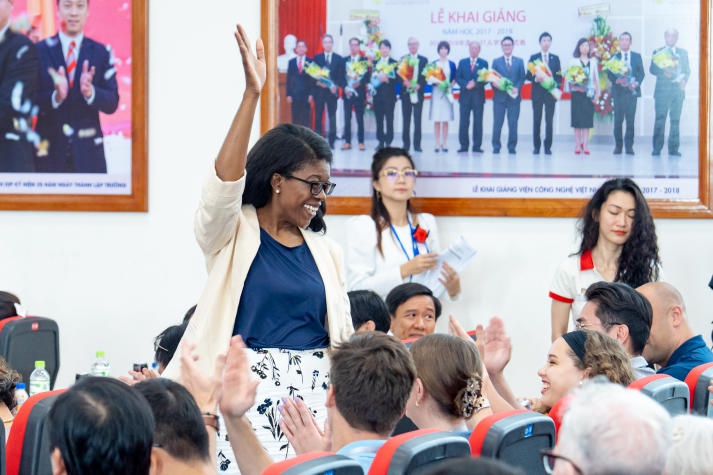 [Video] Sinh viên hào hứng “săn” hơn 1.500 đầu việc hấp dẫn tại “HUTECH International Job Fair 2024” 204