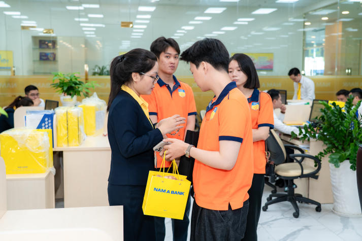 [Ảnh] Sinh viên Marketing - Kinh doanh quốc tế bồi đắp tư duy nghề nghiệp qua chuyến tham quan Nam A Bank 80