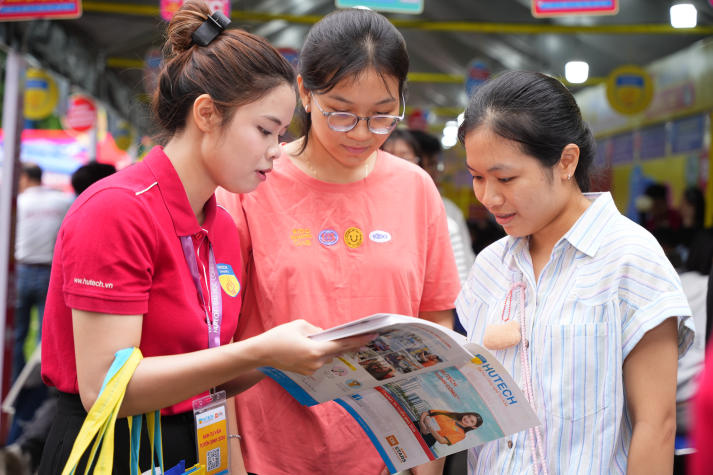 HUTECH cùng sĩ tử 2k8 tháo gỡ băn khoăn chọn Trường tại Ngày hội lựa chọn nguyện vọng xét tuyển 2026 33