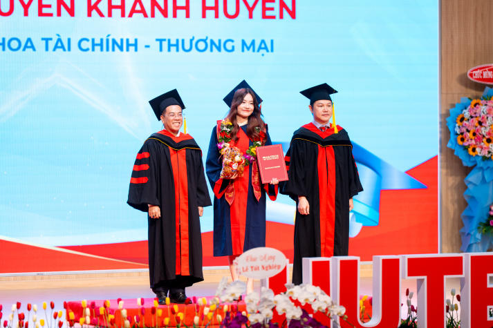 Khép lại hành trình giảng đường, mở ra hành trình trách nhiệm: HUTECH trao bằng tốt nghiệp cho các tân khoa 41