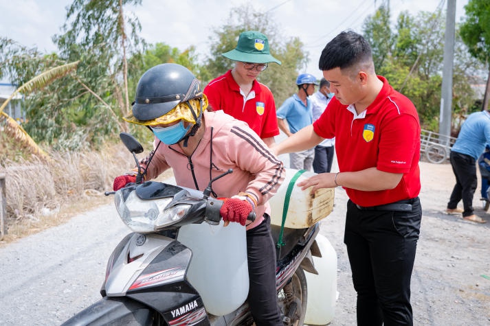 HUTECH  “chở” 120m3 nước ngọt về cho người dân vùng hạn tỉnh Tiền Giang 77