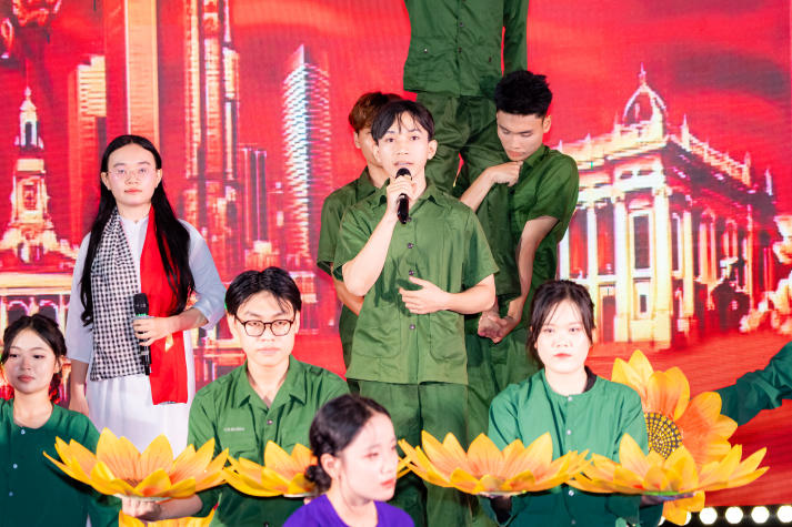 Bùng nổ cảm xúc cùng Đêm Giao lưu văn nghệ sinh viên “HUTECH - Giai điệu tự hào” 78