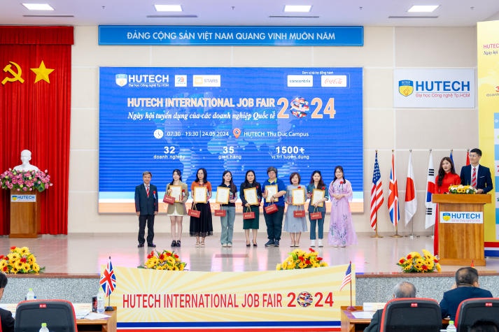 [Video] Sinh viên hào hứng “săn” hơn 1.500 đầu việc hấp dẫn tại “HUTECH International Job Fair 2024” 32