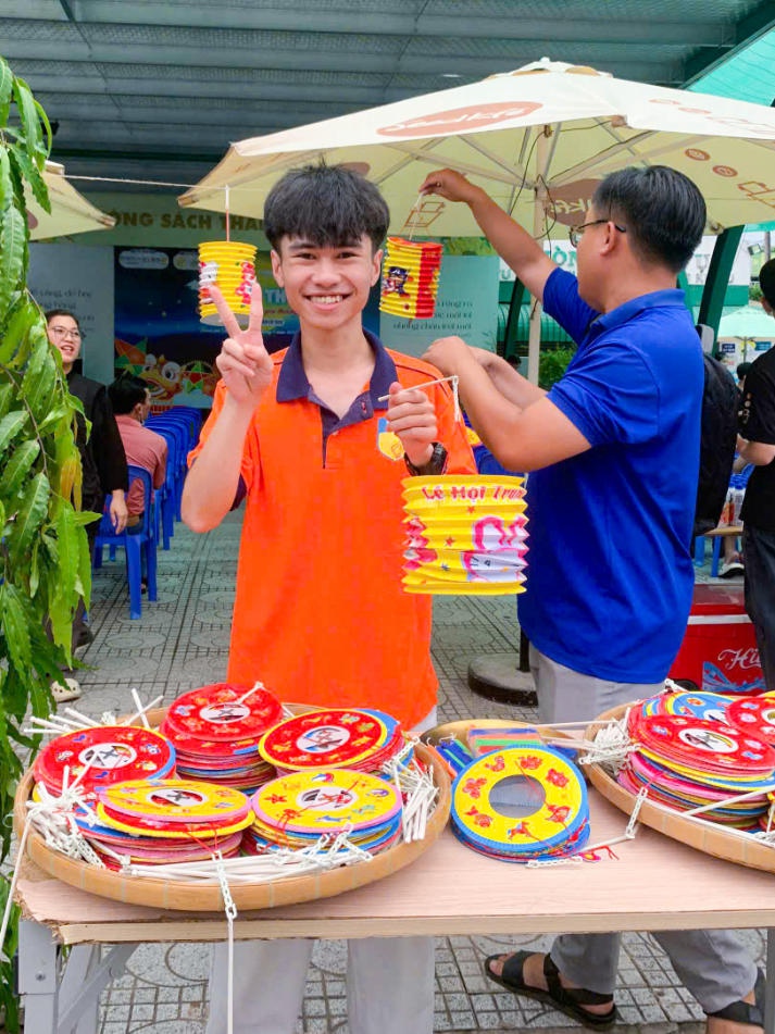 ​Sinh viên Khoa Luật HUTECH mang niềm vui Tết trung thu đến các em thiếu nhi 40