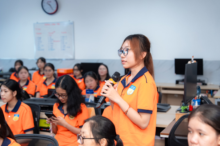 Sinh viên Khoa Tài chính - Thương mại tìm hiểu nghề kế toán và cơ hội thực tập tại Tim Sen 40