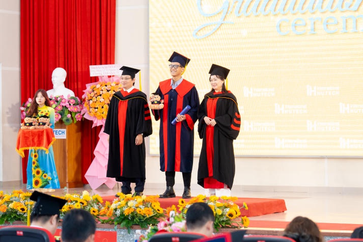 [Video] Over 400 HUTECH Masters and Bachelors of International and Transnational programs excitedly attend their graduation ceremony 115