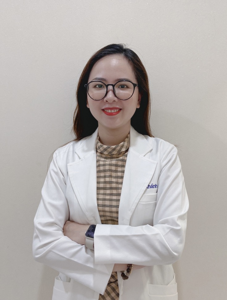 Bác sĩ Khánh Như sẽ cung cấp nhiều kiến thức bổ ích cho các bạn sinh viên về chăm sóc da, ...
