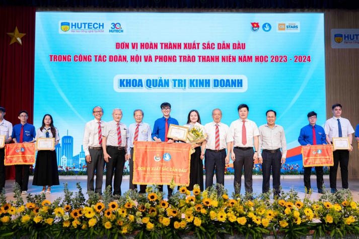 HUTECH vinh danh những "ngôi sao" trong công tác Đoàn - Hội và phong trào thanh niên năm học 2023-2024 76