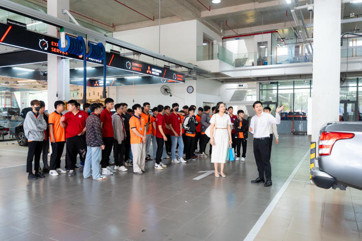 Sinh viên Công nghệ kỹ thuật ô tô tìm hiểu quy trình dịch vụ - kỹ thuật tại Moveo New City 4