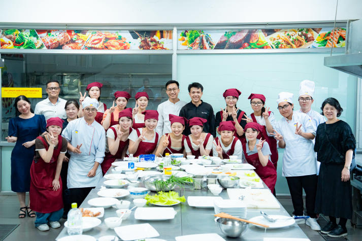 Sinh viên Đại học Kagawa trải nghiệm văn hóa và mở rộng tư duy hội nhập cùng sinh viên viên HUTECH 116