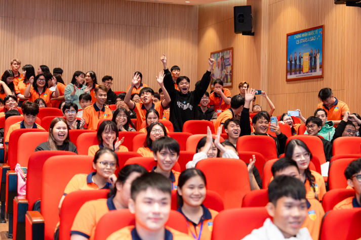 Khoa Quản trị kinh doanh chào đón tân sinh viên khoá 2025: Sẵn sàng hội nhập, vững bước tương lai 90