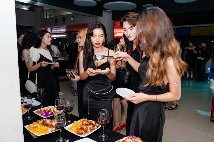 Sinh viên Quan hệ công chúng trình làng các video phóng sự và tỏa sáng tại Đêm tiệc "Dạ Huyền" 165