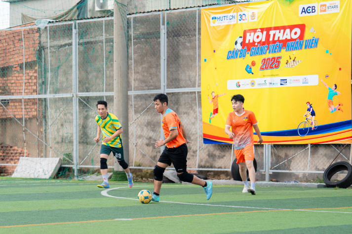 [Hội thao CB-GV-NV HUTECH 2025]: Bóng đá nam xác định hai đội tranh ngôi vô địch 34