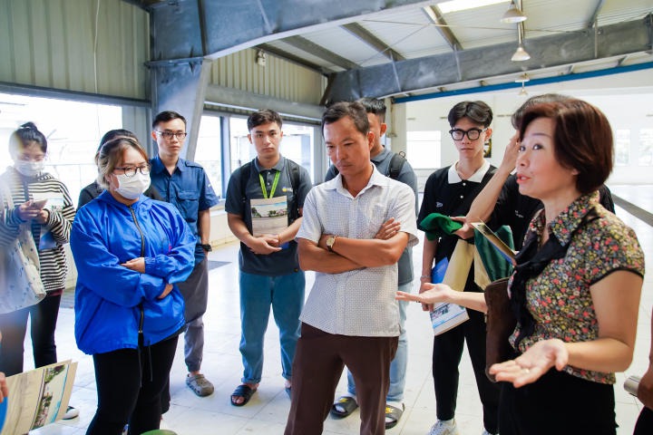 Sinh viên được cán bộ, kỹ sư hướng dẫn tìm hiểu thông tin về xử lý nước tại nhà máy HUTECH 2