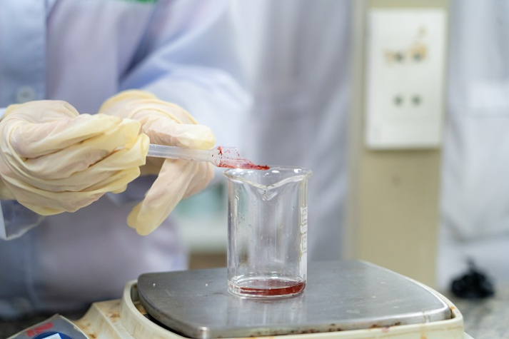 Sắc son từ lớp học: Sinh viên Viện Khoa học Ứng dụng HUTECH thực hành chế tạo mỹ phẩm 39