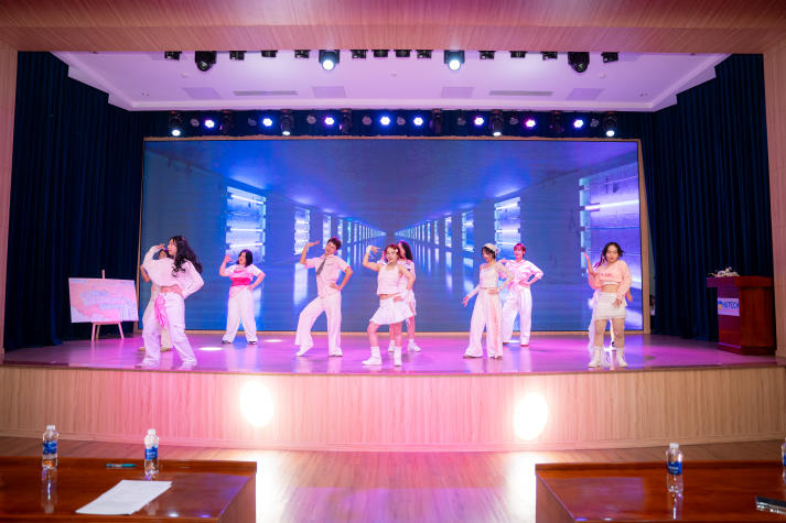 Khoa Khoa học Xã hội và Quan hệ Công chúng thắp lửa đam mê, chào đón thế hệ tân sinh viên năng động và sáng tạo 73