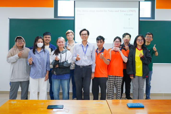 Sinh viên Khoa Tiếng Anh đối mặt và giải quyết thách thức trong lĩnh vực dịch thuật ngày nay 46