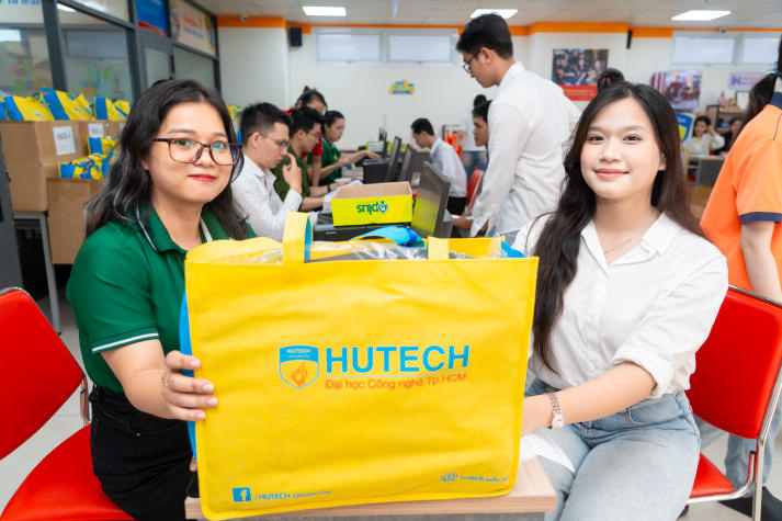 [Video] Tân sinh viên háo hức, phụ huynh hài lòng trong ngày đầu nhập học tại HUTECH 89
