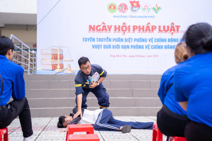 Mùa hè xanh HUTECH 2025: Gặp gỡ gia đình có công với cách mạng và xây dựng không gian sống an toàn - sạch - đẹp 110