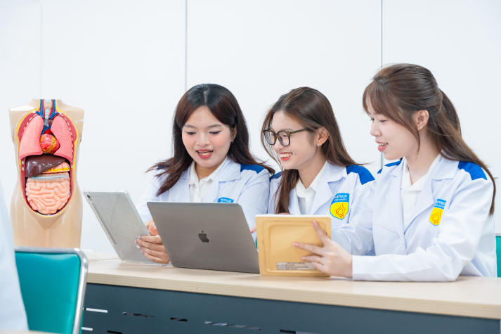 HUTECH chính thức tuyển sinh đào tạo ngành Y khoa,  trao học bổng 30% học phí toàn khoá 24